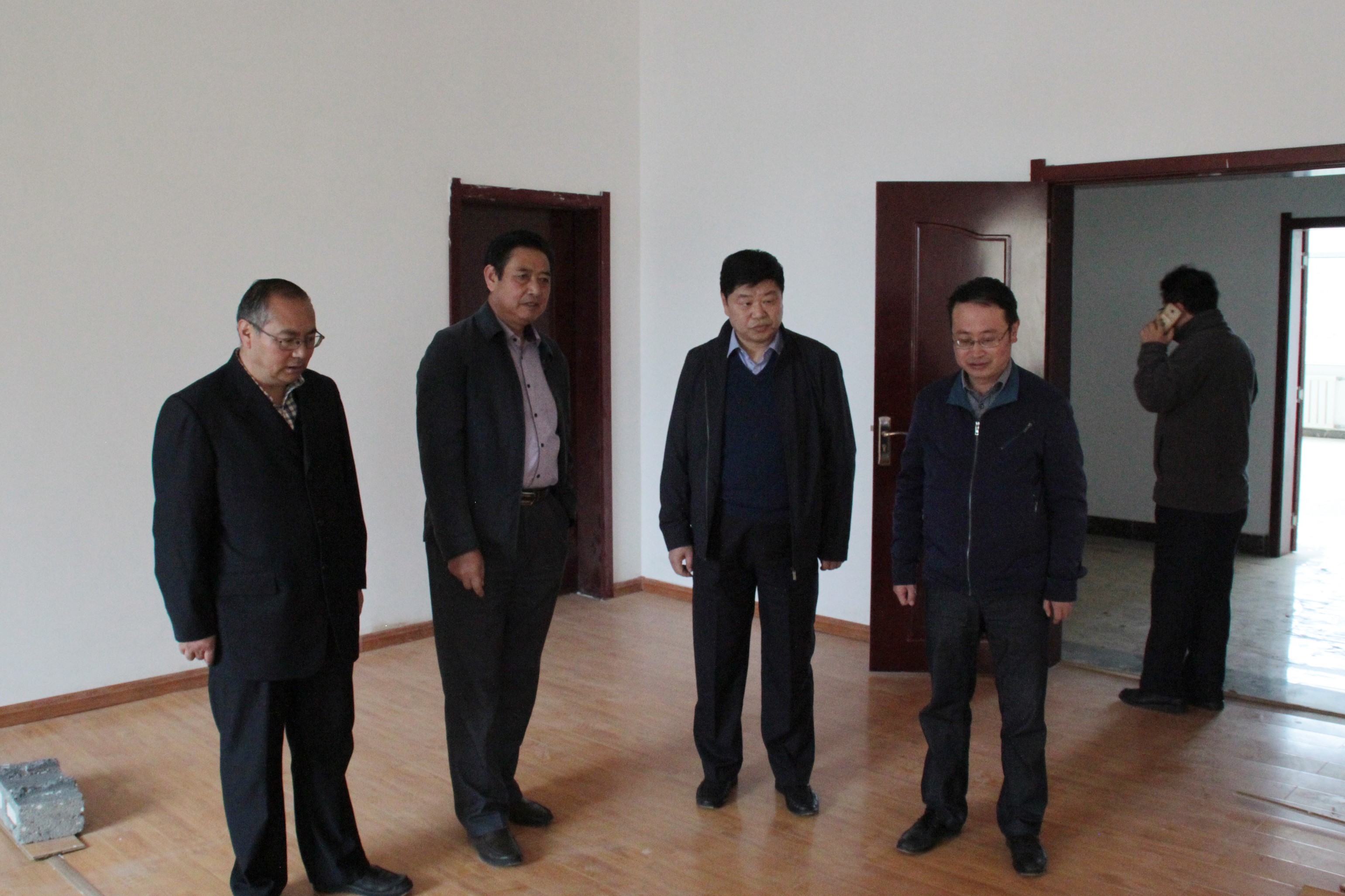 视察新建信息图书综合楼